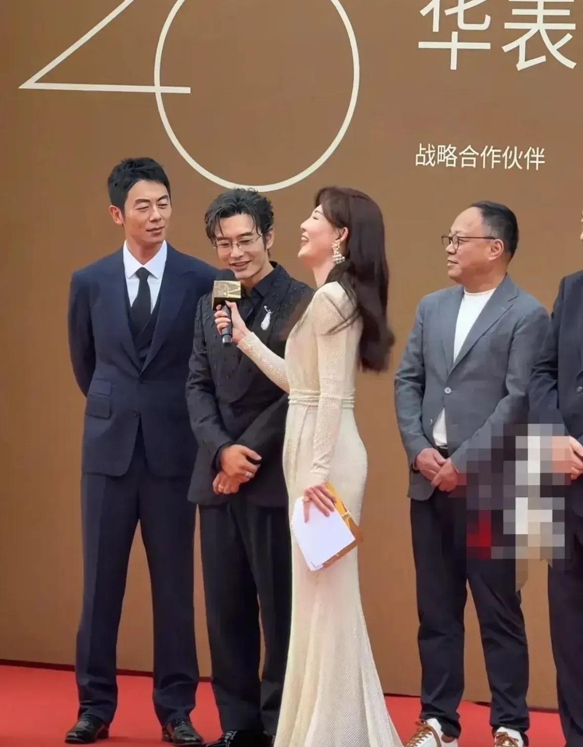 主持人问了黄晓明什么问题，竟然这么开心