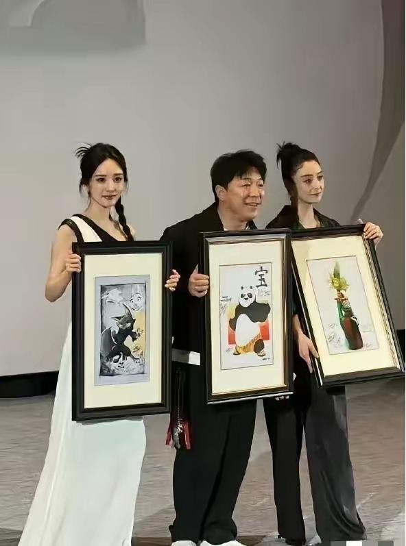蒋欣看起来挺壮，但她的脸其实比杨幂还要小 ​​​