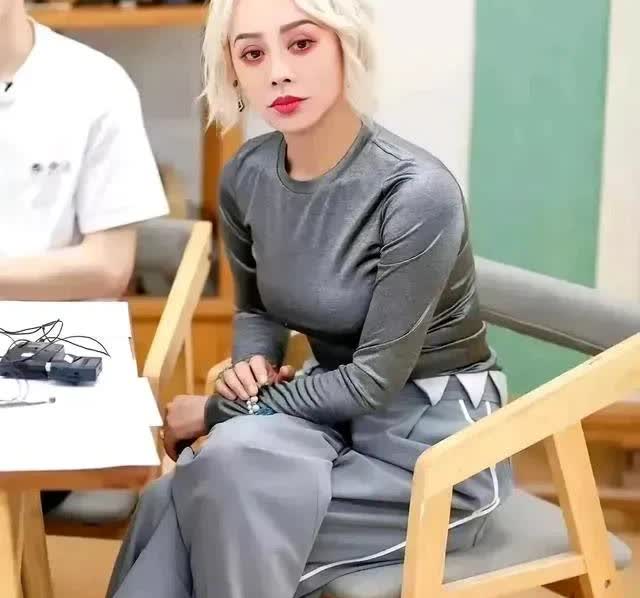 说出来你可能不信，她居然快60岁了，还打扮得跟18岁的小女孩一样。[捂脸][捂脸