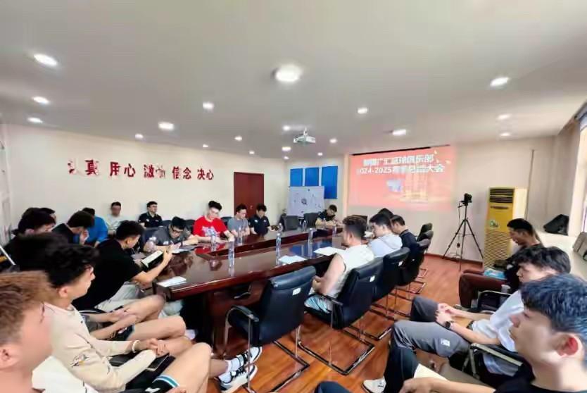 新疆男篮开启新赛季的工作，对上赛季的经验教训加以总结，对集训比赛里的诸多问题进行