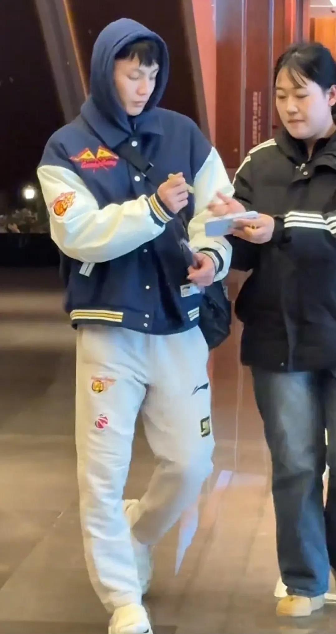 广东队离开酒店，马不停蹄去踩场训练！
今日下午五点多，广东队球员离开下榻的山西梧