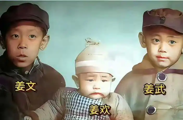 3兄弟有两个进入了演戏圈，很好奇中间那个干嘛去了