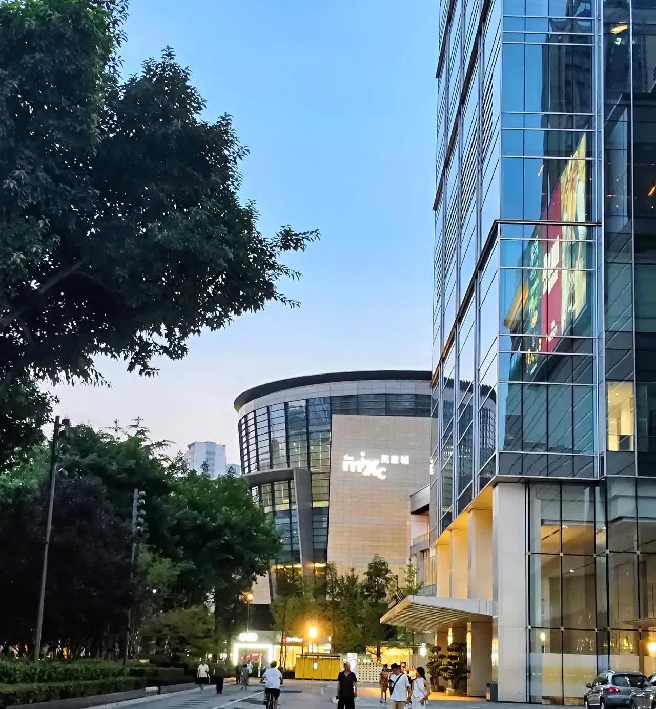 模特儿
顾客问：为什么商店里丰乳肥臀的塑料时装模特儿一概都是西方女性的模样呢？