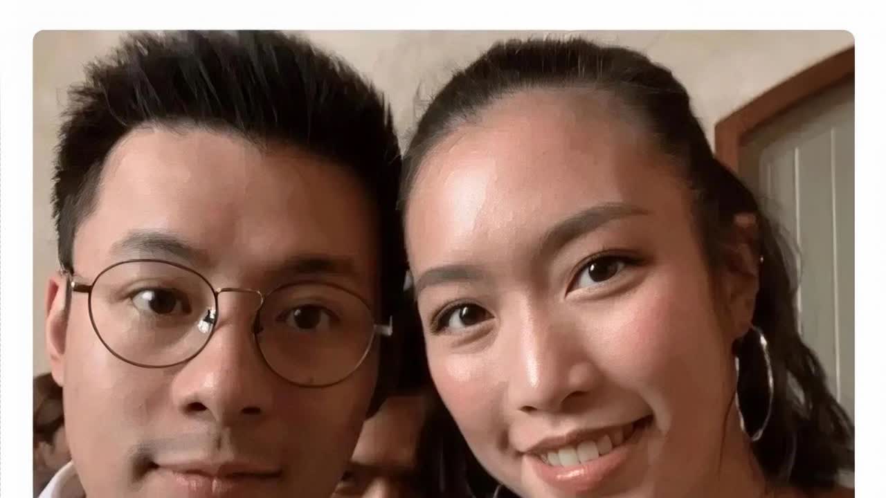 章子怡当年嫁不进霍家

原来霍启仁的妻子Namfon并非等闲之辈。

N