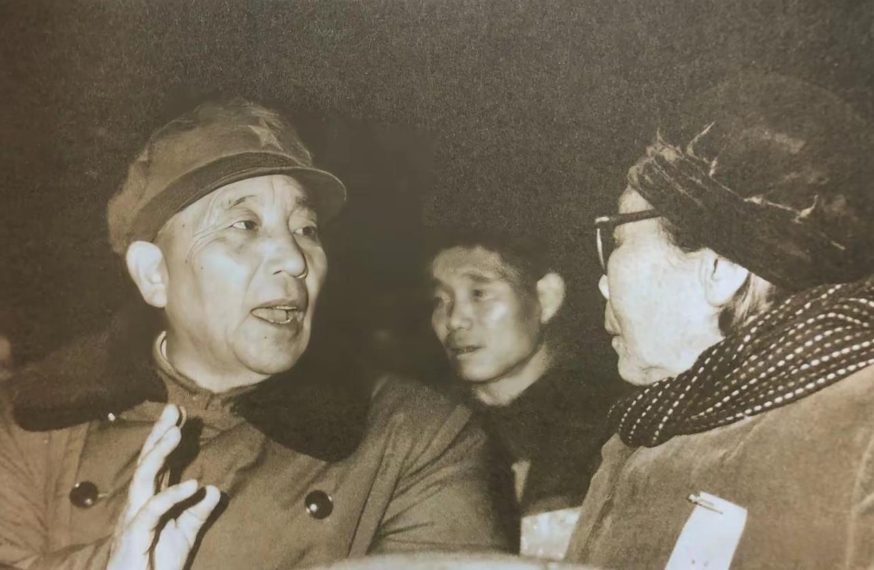 1974年，成都军区司令员秦基伟与黄继光的母亲邓芳芝。