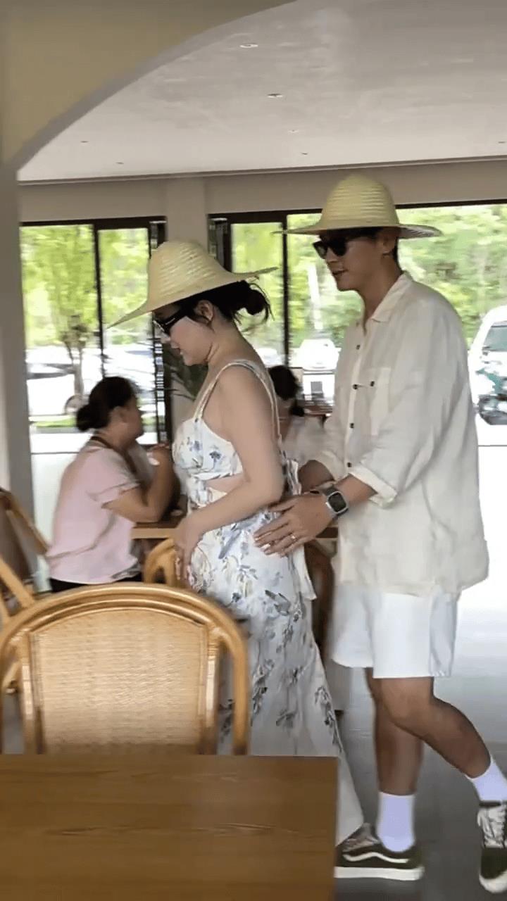 但是杜江还是满心满眼都是她，不管她什么样子， 他眼里只有她 ，也只有她