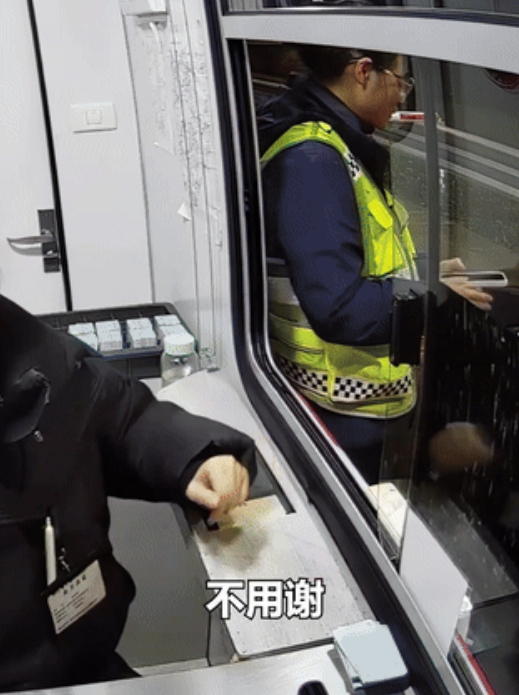中国人不骗中国人！”浙江杭州，一司机因手机摔坏无法支付高速过路费，收费站的工作人