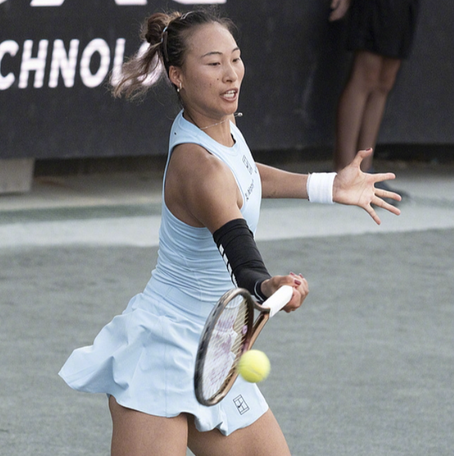 揪心！郑钦文带伤鏖战24拍拒退赛 肘伤落泪止步WTA500查尔斯顿站八强
