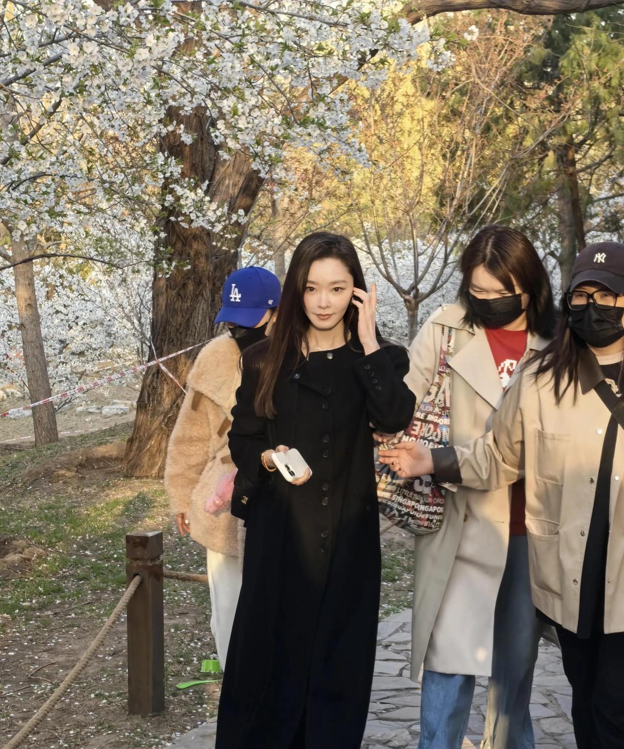 玉渊潭公园偶遇宋轶！！！下午5.30左右看到了她！人群中最亮眼的存在，女明星就是