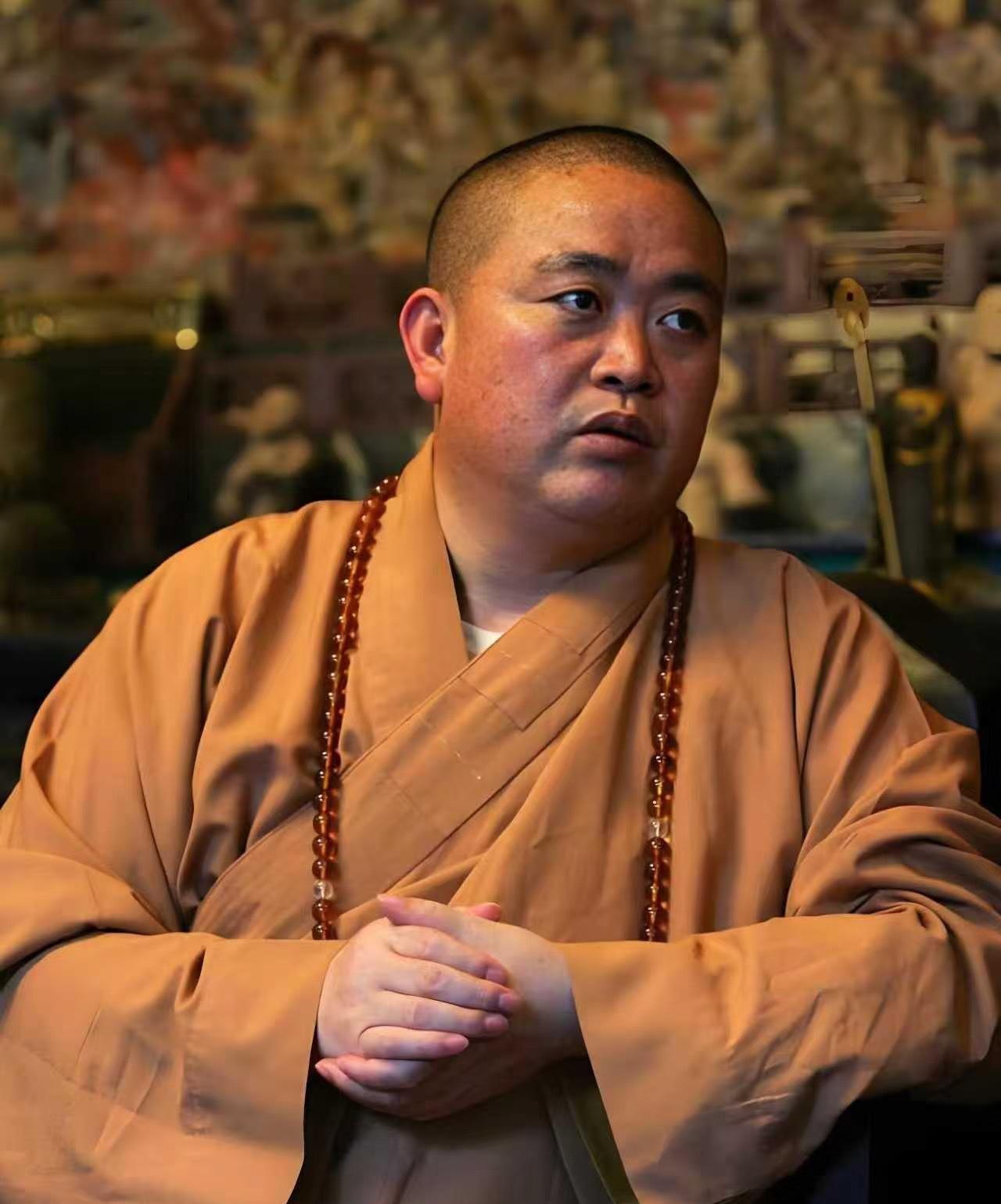 我爷爷懂点玄学，
我拿着释永信的面相给他看，
他的一句话直接点破了他的一生。
“