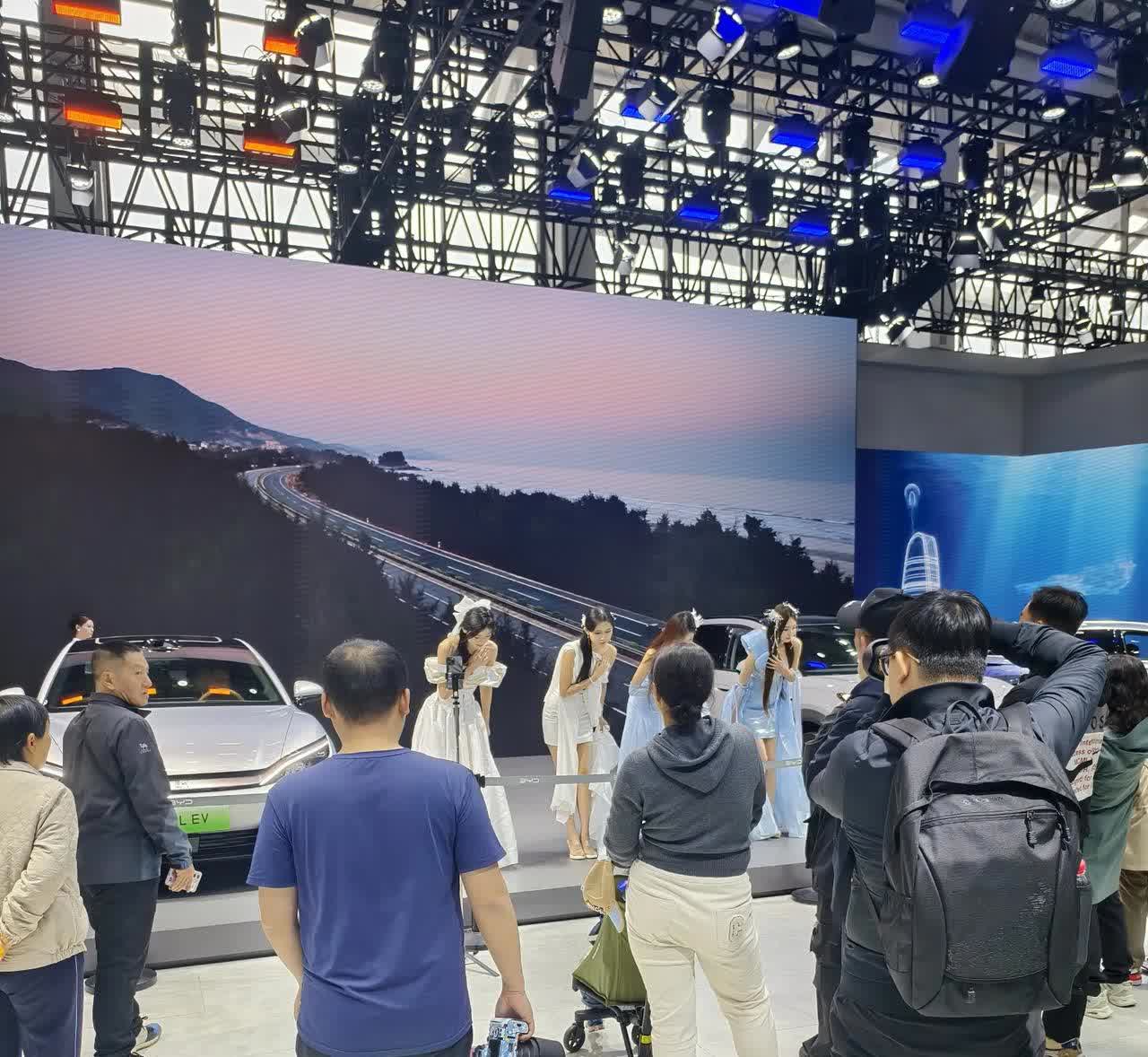 五万多买比亚迪你敢相信吗？
今天去车展看车，无意中看到一款插电混动车型，比亚迪