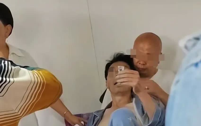 一男子弥留之际，病床前举酒杯与亲朋好友告别这场景，你看了是何感想？
人到临终，