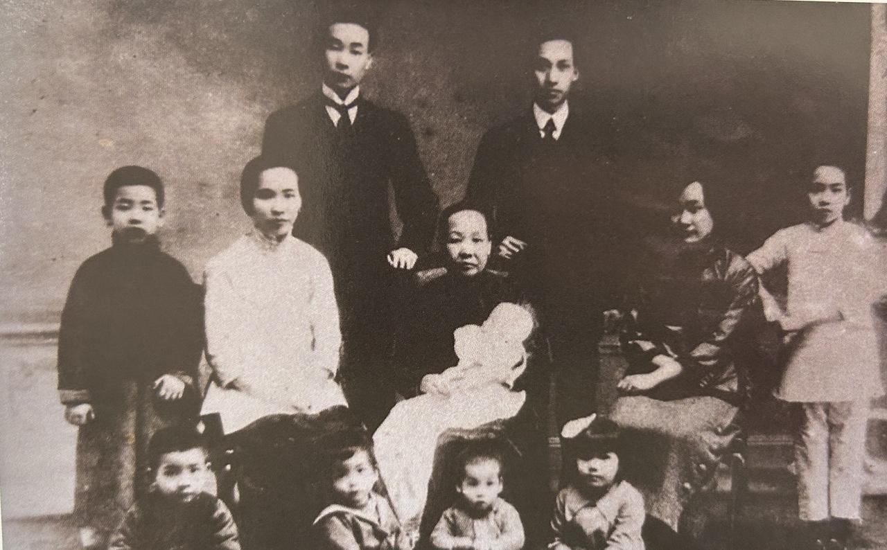 吴玉章全家合影：后排右一吴玉章，中排坐者左起为游丙莲和大嫂、二嫂#新锐创作者成长