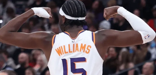 美媒晒出了马克-威廉姆斯本赛季上场与否时，太阳全队的效率值对比。
据统计，本赛季