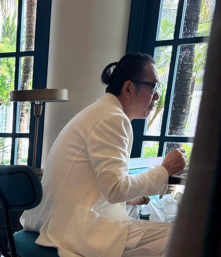 太逗了
网友们纷纷在猜测，这位一直陪伴张兰身边的帅大叔是不是她的新男友啊……
现