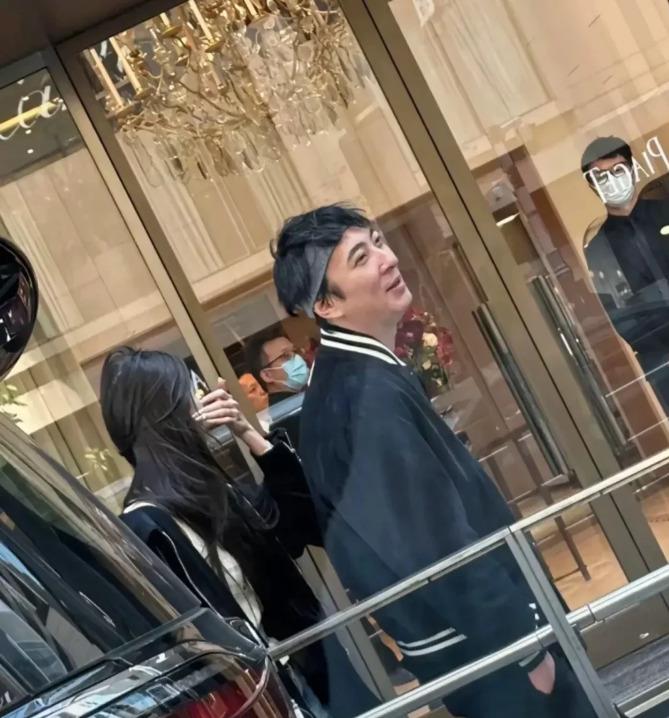 香港街头惊现王思聪！ 这位公子哥儿最近被拍到穿着邋里邋遢的T恤，脖子上缠着条皱巴