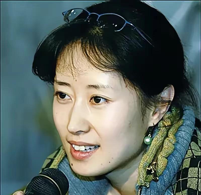 奉劝大家一句，
千万不要被刘敏涛骗了，
她根本不是大家以为的大器晚成，靠一部戏走