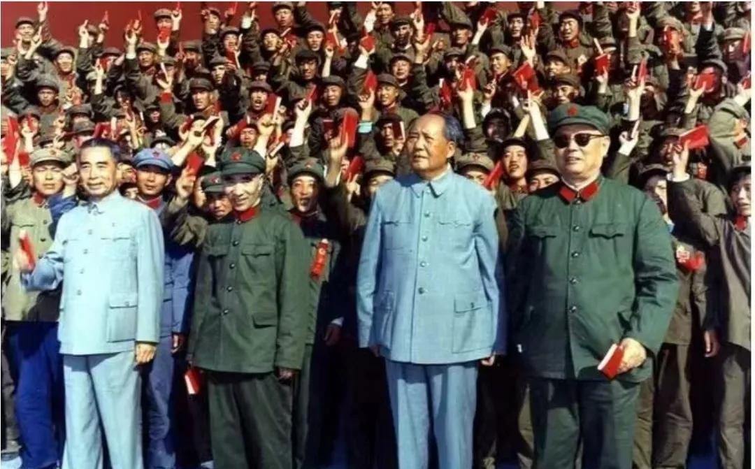 右边这位身材高大，戴墨镜的军人是谁？是李作鹏吗？大家有认识的吗？