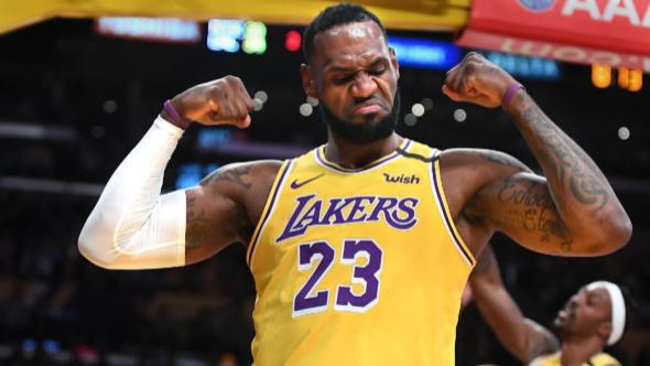詹姆斯的15 秒视频炸穿 NBA：那件衬衫的 14 年轮回​