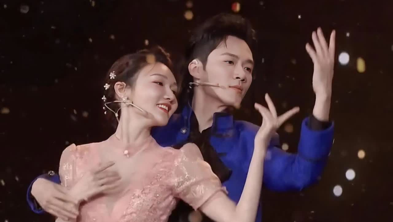 主持人龙洋太美了！龙洋简直深藏不露，与搭档张韬翩翩起舞配合默契，惊艳全场！
龙