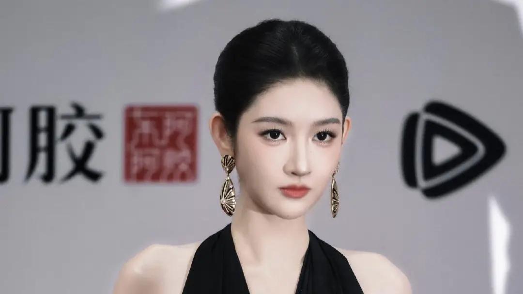 王玉雯闪耀腾讯星光大赏，“暗夜黑天鹅”造型惊艳全场