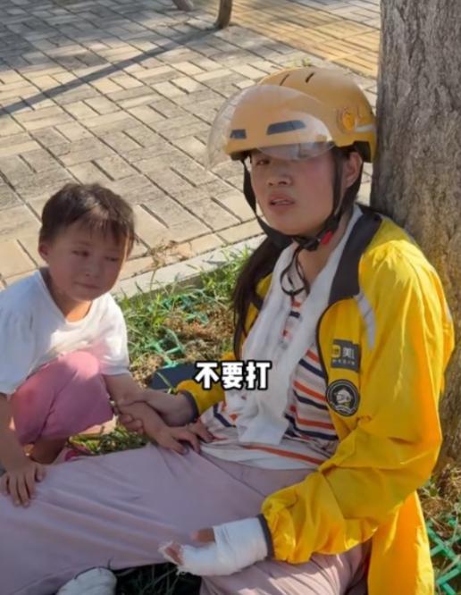 看哭了！亳州，母女送外卖骑车摔倒后靠在树干上休息，路过男子一看中暑了！拿起手机就