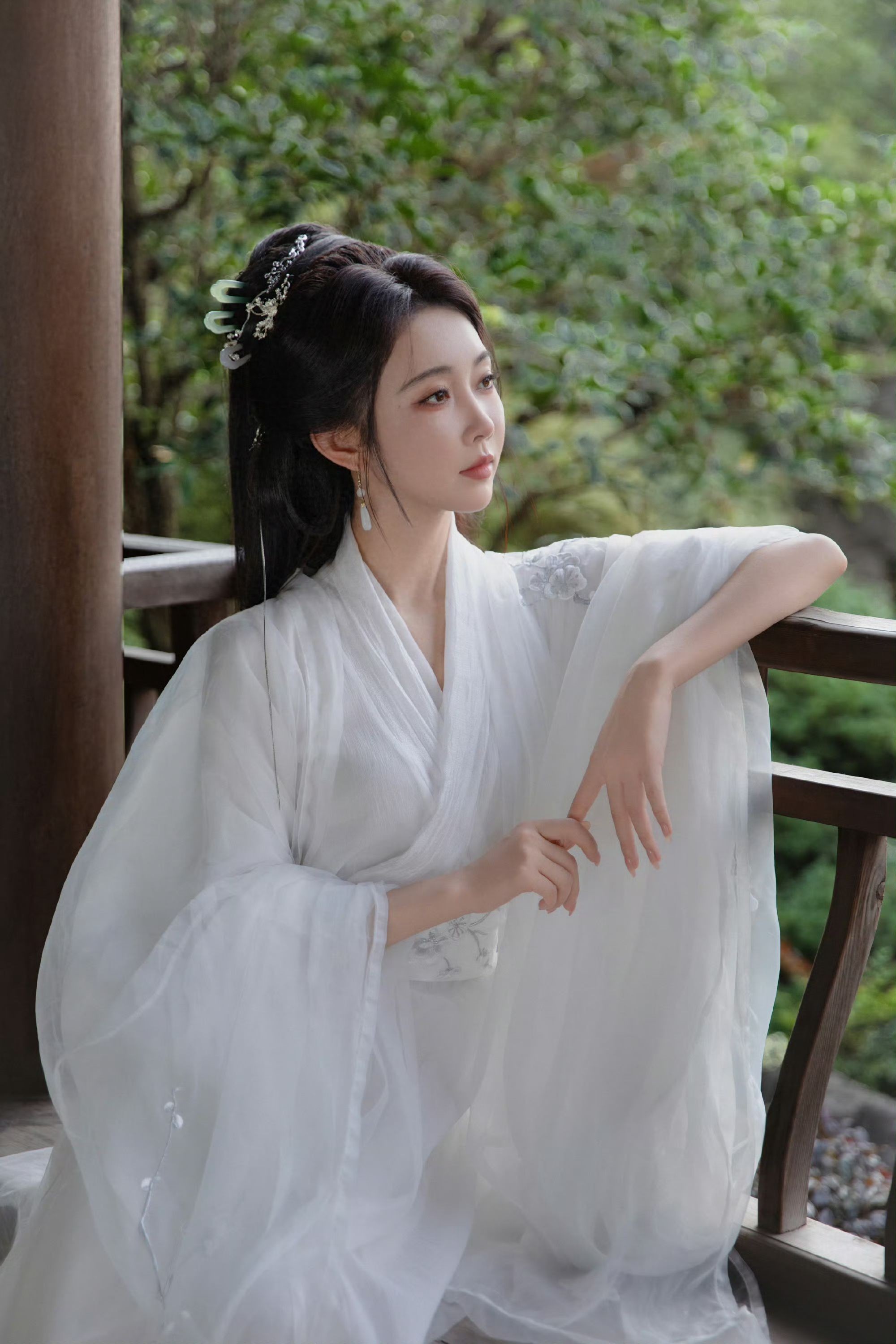 女星宣璐多样造型：古典美现代美，都能驾驭！
