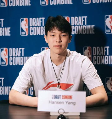 我是很喜欢看杨瀚森上场打球的，尽管现在缺点太多！别的都可以忍受，能不能调整好心态