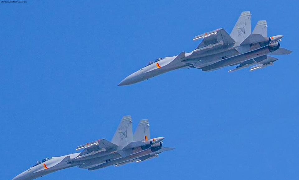 歼-15T舰载战斗机挂载两枚霹雳十五和两枚霹雳十号导弹，进行编队飞行，海军也更新