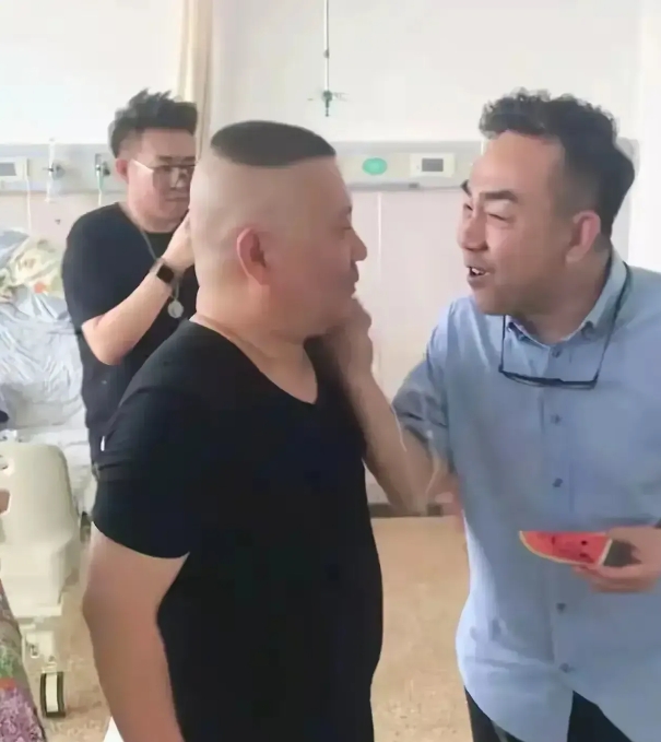 通过几组老照片可以发现，
原来杨议是真的没有把郭德纲当回事
杨议呲牙咧嘴双手抱住
