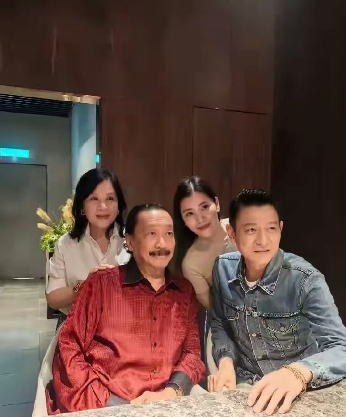 64岁刘德华陪朱丽倩回马来西亚探亲！亲戚请吃米其林大餐，华仔还是那么帅，一点看不
