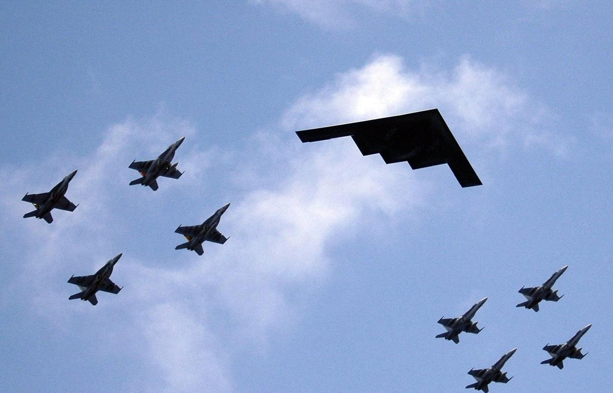 最近关岛那边气氛可有点紧张，美国空军的看家宝贝，B-2“幽灵”战略轰炸机，一下子