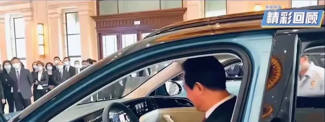 许家印当年造的这个车叫恒驰汽车，取他恒大的一个恒字开头，他视察车厂时还像模像样的