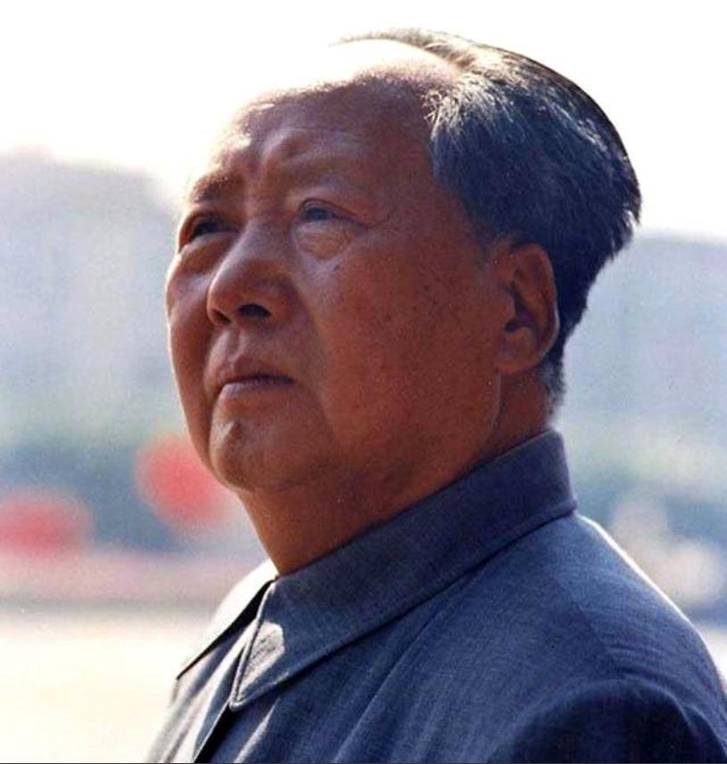 1974年，毛主席路过天安门城楼，望着自己的画像，说了一句玩笑话。

＂这幅画像