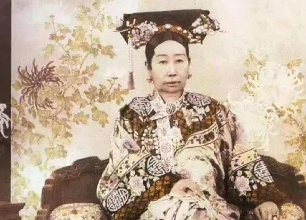 慈禧每次洗澡后，只留李莲英一人伺候。而房间里不时传出喊痛，一位小宫女偷掀帘子，这