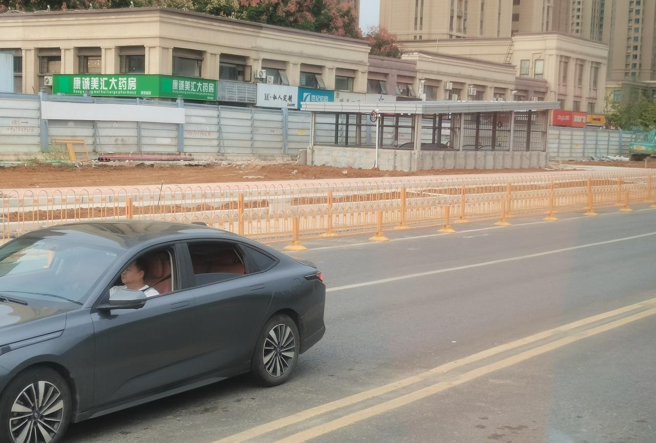 离武汉地铁12号线开通越来越近了！四新这边都开始还路了！
坐标武汉地铁12号线四