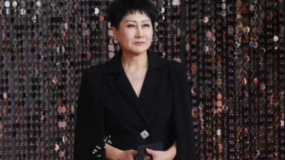 张凯丽自己穿黑丝叫我们买足力健？这波“双标”操作笑翻网友！