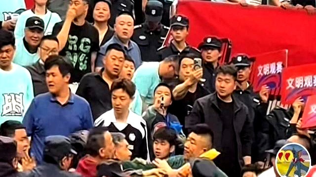 球迷又爆冲突了！广厦逆转青岛后，双方球迷差点打起来了