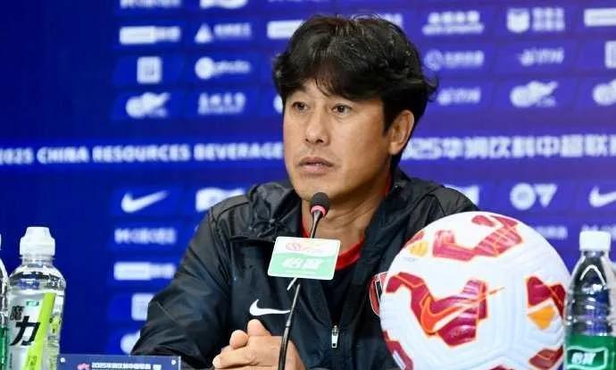 成都蓉城主场迎战深圳新鹏城，主帅徐正源和队长周定洋出席中超第15轮赛前发布会啦！