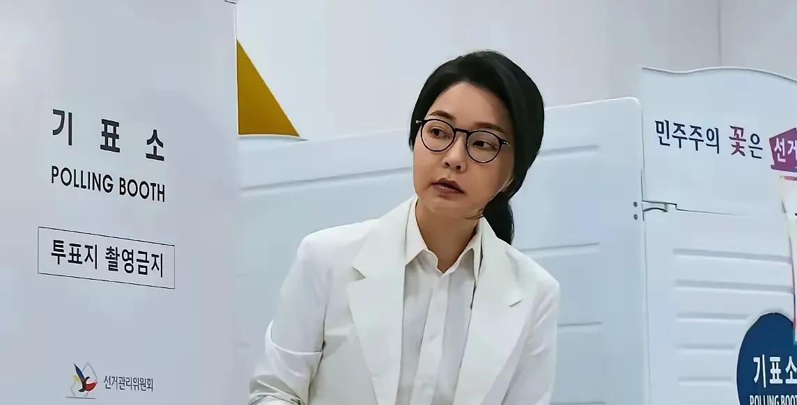 在劫难逃！金建希作为尹锡悦的妻子，这时候她可麻烦来了。丈夫这时候停止了职务失去总