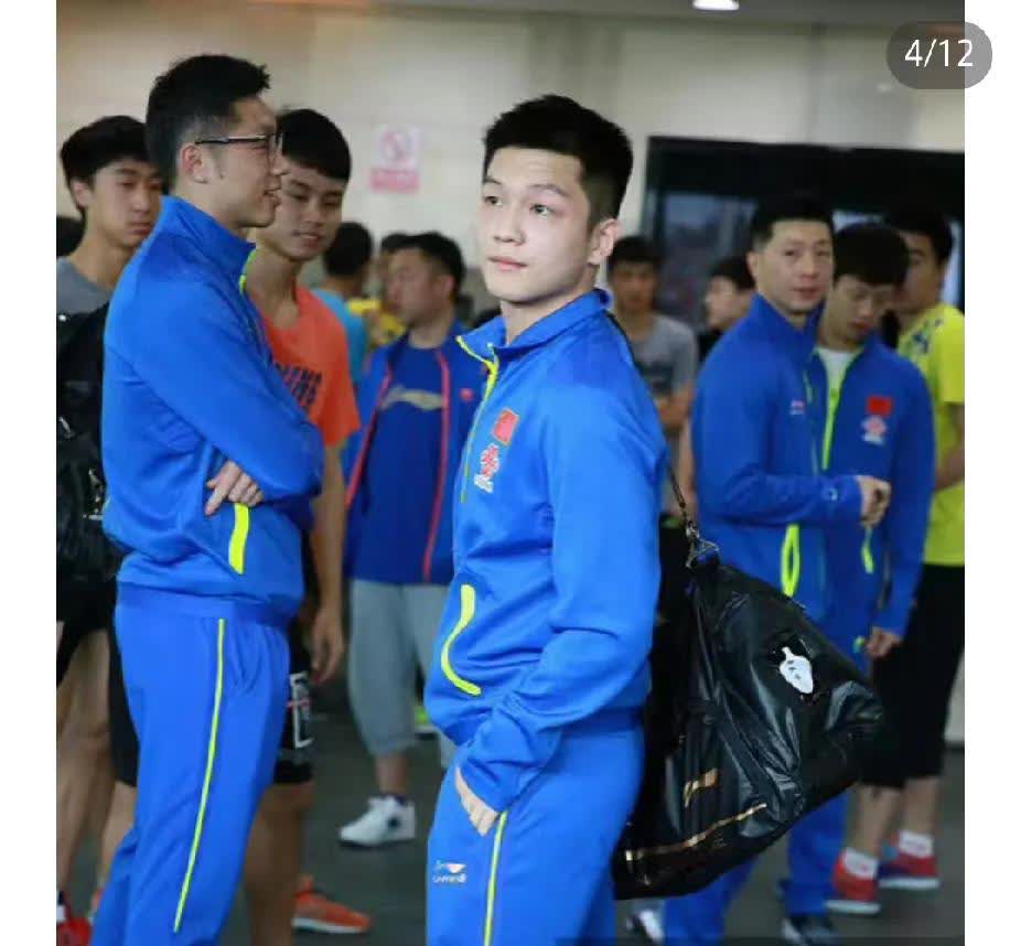 一身色彩鲜艳的蓝色运动套装的咚咚大王，那时候是真的身材好啊，也只有运动员们能穿得