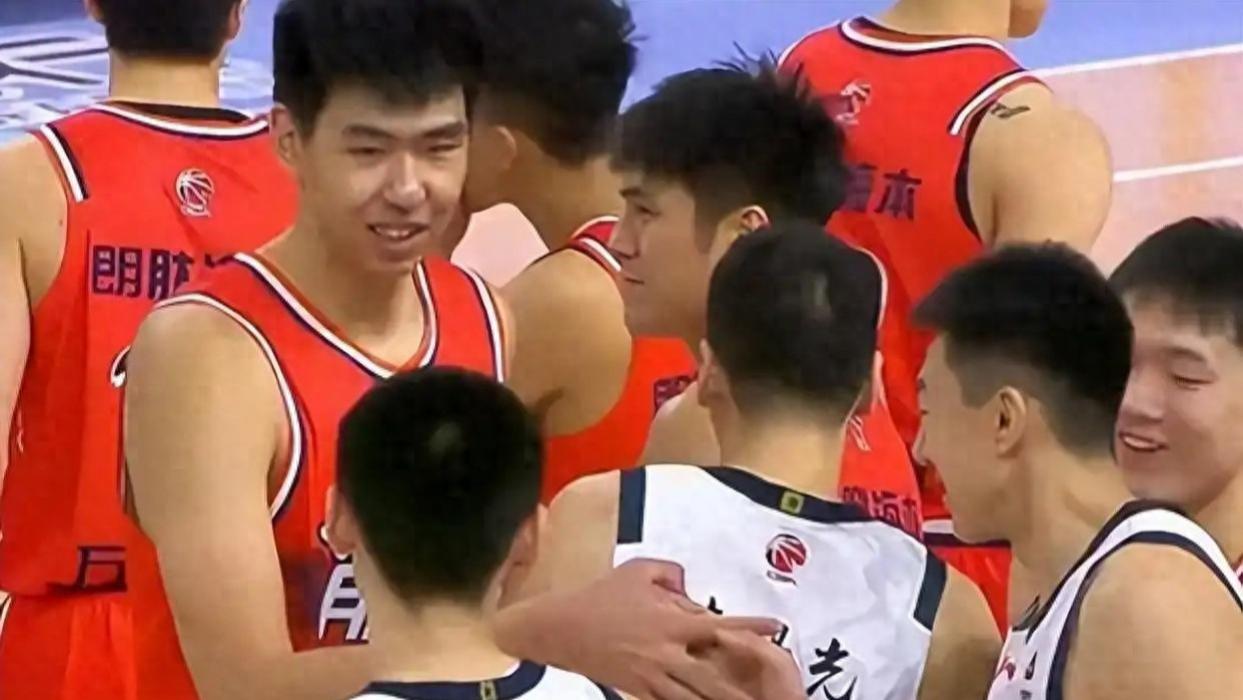 徐昕遇良师！广州主帅亲自教他内线技术