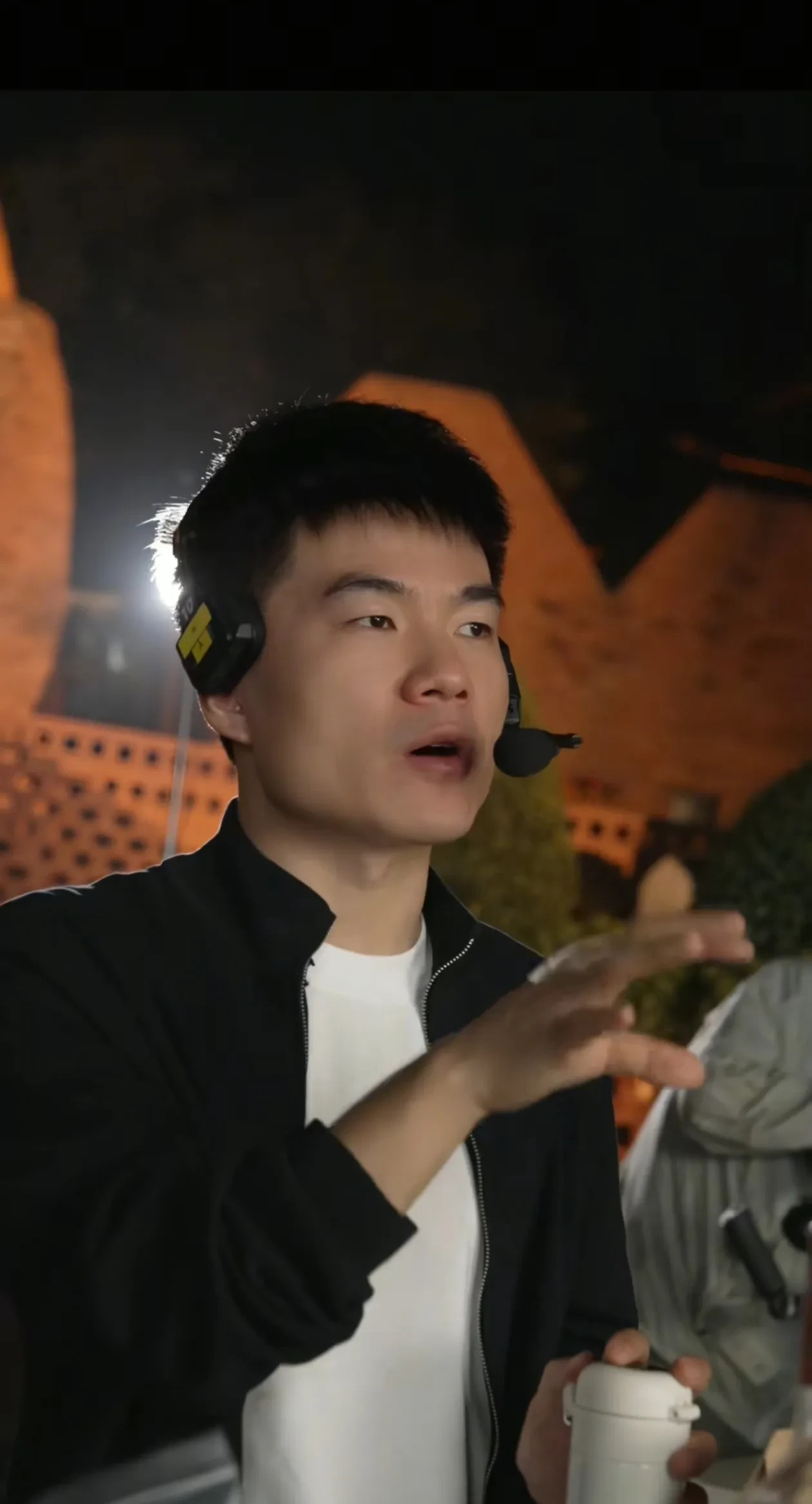 董宇辉彩排细节获赞











董宇辉彩排时尊重工作人员引热议！他竟然