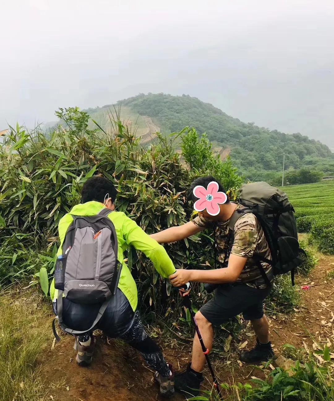 #春日生活打卡季#
《春天里背着旧背包》
我那只旧背包随我走南闯北，肩带缝过二次