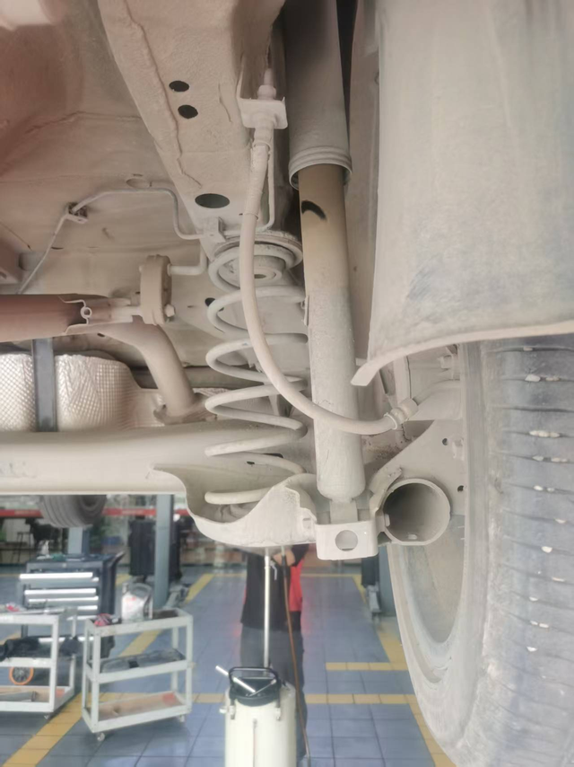 22款的帝豪
开了三年减震器就渗油，跑了7200公里，你就说这是个小车，又没拿啥