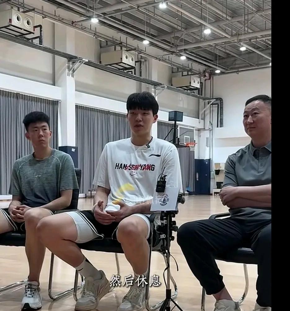 杨瀚森回青岛，看起来像个小伙子，坐在刘维伟指导身边不一样
杨瀚森回来了，夏季联赛