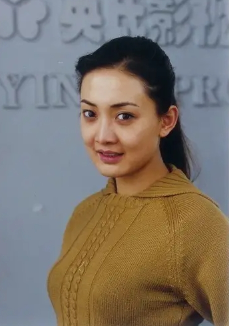 有一天，牛莉下班回来比较晚了，本来已经钻进被窝的女儿，突然跑出来对牛莉说：“妈妈