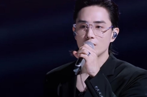 戚薇谢金燕演唱会亲密互动，引爆全场！

哇塞！戚薇助唱谢金燕演唱会，竟然当众嘟嘴