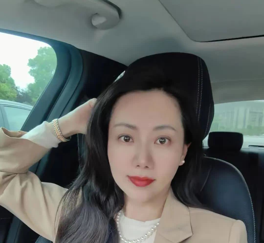 我今年29，一个小男生追我，比我小五岁，我开一辆凯美瑞，当年花二十多个买的，他在