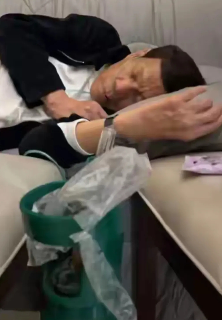 这是杜特而特被捕后临时吸氧的画面 :  79岁的老杜侧身躺在沙发上，双眼紧闭，正